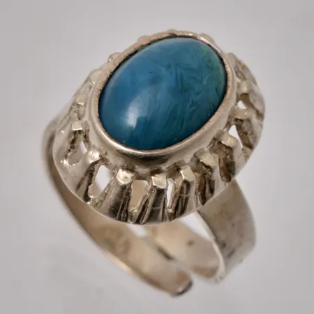 Ring i silver, stl 18, öppen skena, bredd 7-20,3mm, 1st blå slaggsten, mått 9x12,6mm, 830/1000, tillverkad av Bergslagssmycke O Nordström Firma, år 1973, vikt 7,37g.