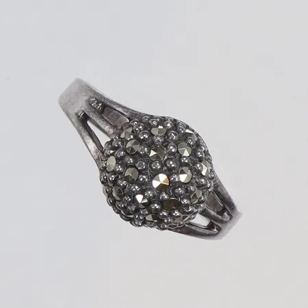 Ring med markasiter stl 17½ bredd 2,5-9mm silver 925/1000 Vikt: 4,1 g