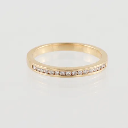 Halvallians med diamanter 16 x ca. 0,01ct, Ø16¾, bredd: 2,3m, Guldfynd, 18K, 2,8g.