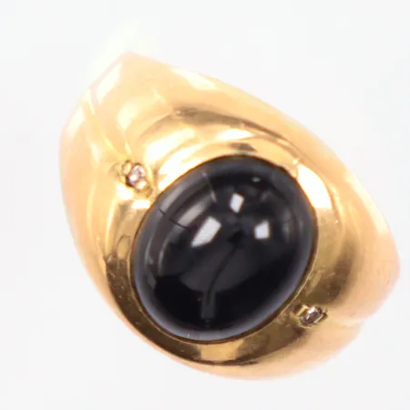 Ring Ø18¾ diamanter 2x ca. 0,005ct, svart sten sitter löst, klippt skena, 18K Vikt: 9,1 g