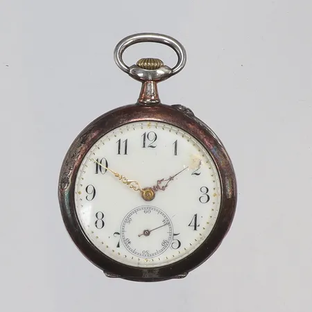 Fickur s.k. "mormorsur" Ø27mm manuell uppdragning, ställknapp, omkring år 1900, båda boetter i silver 800/1000