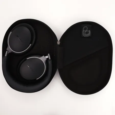 Ett par hörlurar BOSE Quietcomfort med Active Noice Cancelling, bluetoth, laddas med USB-C, laddare ingår ej, med fodral.