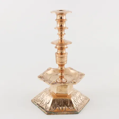 Ljusstake malm, barock stil, höjd: ca 24cm, hexagonal botten, bruksslitage. Skickas med postpaket.