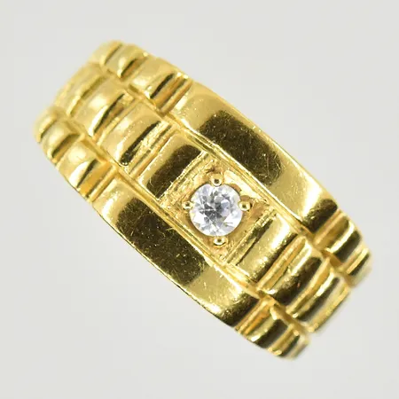 Klackring med vit sten, stl 17, bredd 3-9 mm, 18K. Vikt: 5,1 g