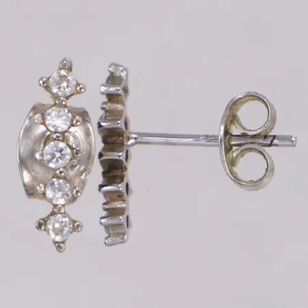 Ett par örhängen med vita stenar, längd 12,2mm, bredd 3,2mm, silver 925/1000 Vikt: 0,8 g