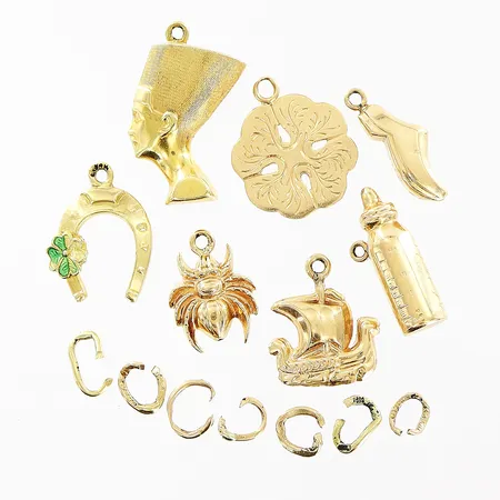 7 berlocker med avklippta öglor, defekta, 18K  Vikt: 4,3 g