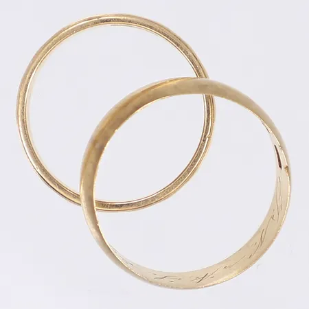 2 Ringar stl 18-20 bredd 3-6mm svenska stämplar 1903 och 1964 gravyrer 18K Vikt: 8 g