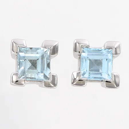 Ett par örhängen vitguld med Topas, 6x6mm, GHA 18K Vikt: 2,3 g