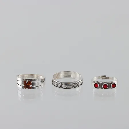 Ringar 3st, stl ca 16½-17mm samt en reglerbar, silver 835 Vikt: 4,6 g