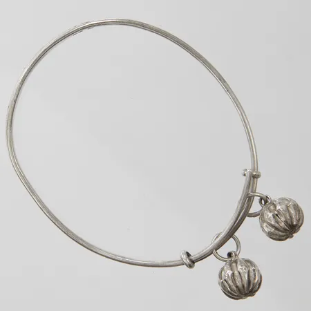 Barnarmband med två berlocker, innermått 54x44mm, kinesiska stämplar, bucklig, 925/1000 silver Vikt: 6,1 g