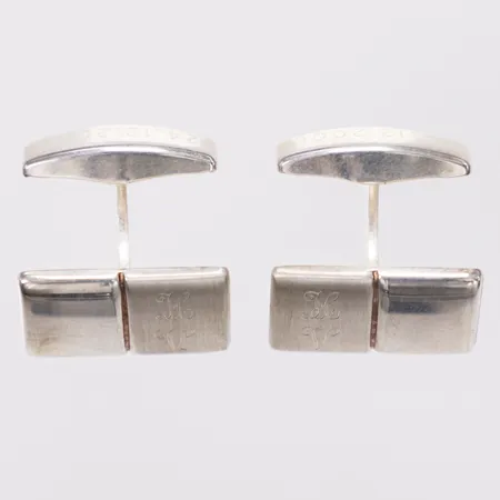 Ett par manschettknappar ca 12x18mm, monogram, gravyr, etui, 925/1000 silver Vikt: 12,7 g