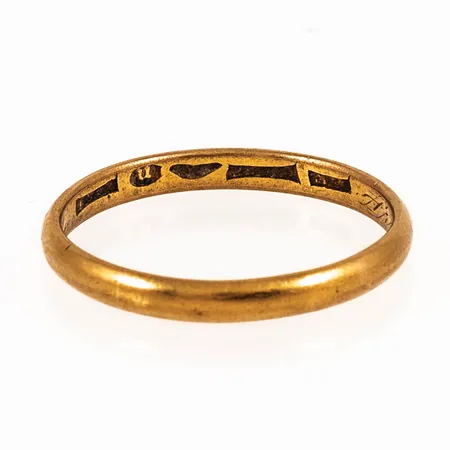 Graverad ring i 23K guld. Vikt: 3,3g. 