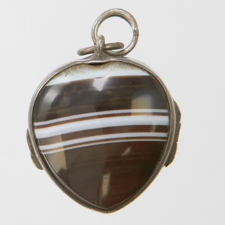 Hänge hjärta med bandagat, ca 30x23mm, vitmetall. 