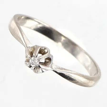 Ring diamant 0,02ct enligt gravyr stl 16¼, bredd 2-4,5mm, vitguld, 18K.  Vikt: 1,8 g