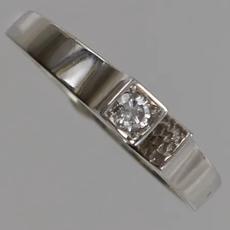 Ring diamant 0,08ct, Ø17¼, bredd:3mm, Mema Guld & Silver Ab 1975, vitguld 18K 3,3g.