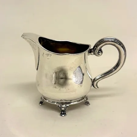 Gräddkanna, höjd 11cm, bredd 14,5cm, CG Hallberg, år 1935, silver 830/1000 Vikt: 151,9 g