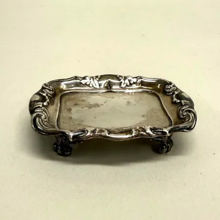 Fat på fötter, längd 7,5cm, bredd 5,5cm, buckla, silver 830/1000 Vikt: 19,4 g