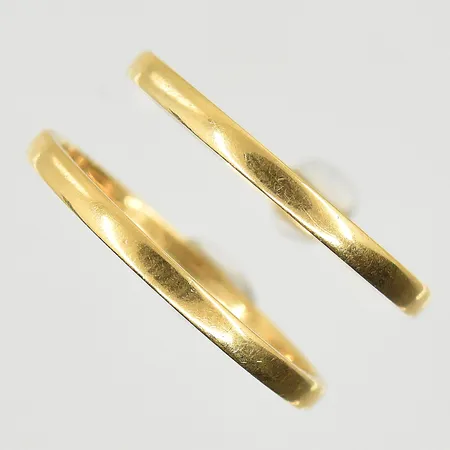2 ringar, stl 17¼, bredd 2 mm, gravyr, 18K. Vikt: 2,4 g