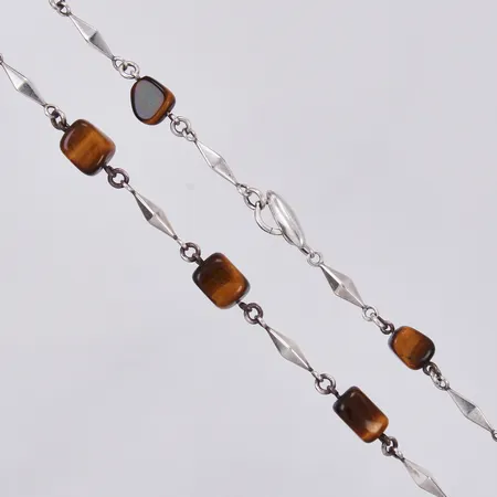 Collier med Tigeröga, otydliga stämplar troligen 1960-tal, längd ca 42cm, bredd ca 2-8mm, silver Vikt: 30 g