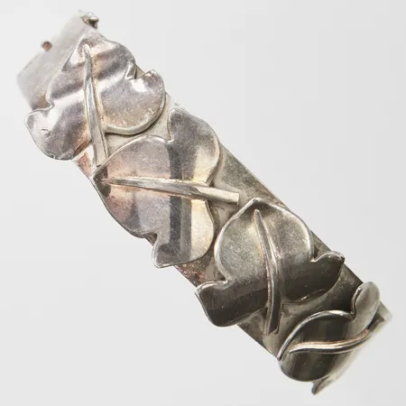 Armband stelt, innermått 62x56mm, bredd 11-20mm, Stigbert, Heribert Engelbert AB, år 1947, öppningsbart, 925/1000 silver Vikt: 64,3 g