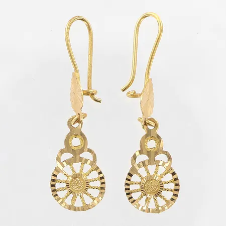 Ett par örhängen 35x10mm, krokfästen, skevheter, 21K.  Vikt: 1,9 g