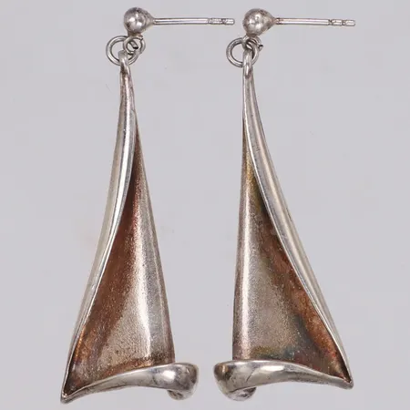 Ett par örhängen, längd 45mm, snurrebussar saknas, 925/1000 silver Vikt: 7,4 g