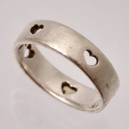 Ring i silver, stl15¾, bredd 4,8mm, genombrutna hjärtan, 925/1000, tillverkad av Guldfynd, vikt 3,04g.
