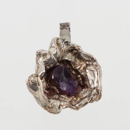 Hänge med lila sten, 38x29mm, 830/1000 silver, 16,8g.