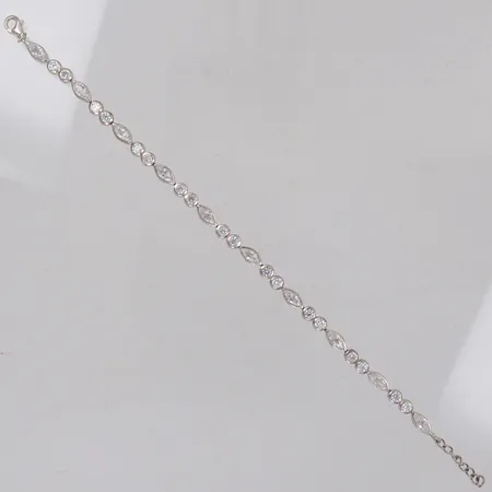 Armband med vita stenar, längd ca 20cm, 925/1000 silver Vikt: 11,1 g