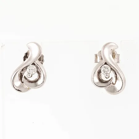 Örhängen i silver (925/1000) med vit sten (cz). De är 8,5 x 13 mm och väger 3,0g. Stämplad Catwalk (Catwalk Jewellery).