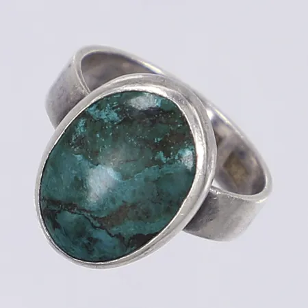 Ring med grön sten stl 15¾ bredd 4-16mm silver 925/1000  Vikt: 3,8 g