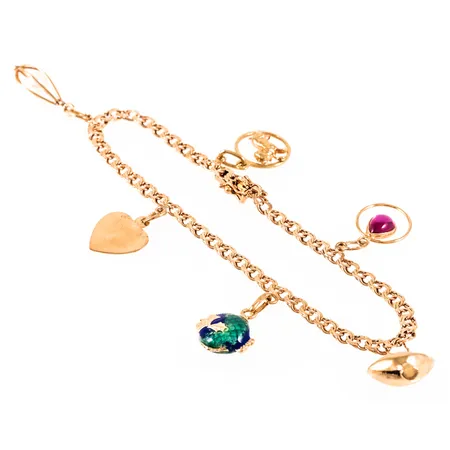 Armband Bismarck i 18K guld med 6 berlocker: Fisk, hjärta, vädur. Det är 18,5cm långt, 3,5 mm brett och väger 8,0g. Kistlås. Utdragen länk vid berlock. 