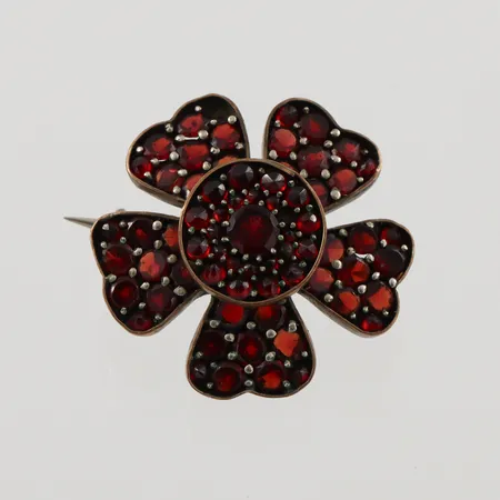 Brosch med granater, Ø25mm, en sten saknas, förgylld metall