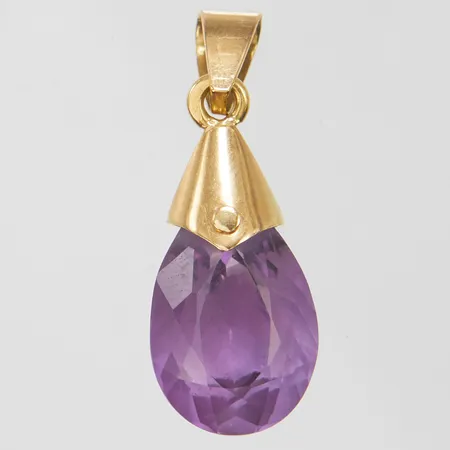 Hänge med facetterad ametist, längd ca 30mm inkl ögla, bredd 11mm, mindre nagg på sten, 18K, bruttovikt: 2,5g Vikt: 0 g