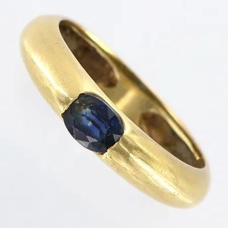 Ring blå sten stl 17¾, bredd 4mm, 18K.  Vikt: 4 g