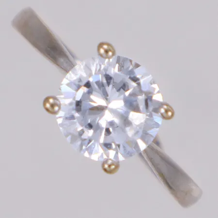 Ring med vit sten, stl 17¾, bredd 1,5-7,9mm, vitguld, GHA, 18K Vikt: 2,7 g