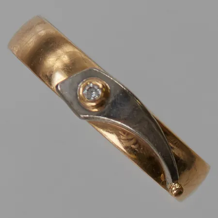 Ring Ø22½, bredd:5mm, vit sten, gravyr 18K 5,8g.