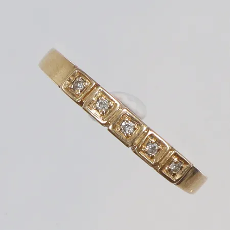 Ring med diamanter totalt ca 0,05ct, stl 17¼, bredd 1-2mm, 18K Vikt: 2 g