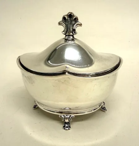 Sockerskål med lock, höjd ca 13cm, bredd 13cm, CG Hallberg, år 1935, silver 830/1000 Vikt: 259,3 g