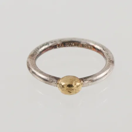 Ring med förgylld detalj, Ø17½, bredd: 2,5-4,2mm, Rauff, 925/1000 silver, 4,1g.