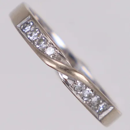 Ring med diamanter 8xca0,02ct åttkantslipade, stl 18¾, bredd 3mm, Alton, Stockholm, vitguld, 18K  Vikt: 2,9 g