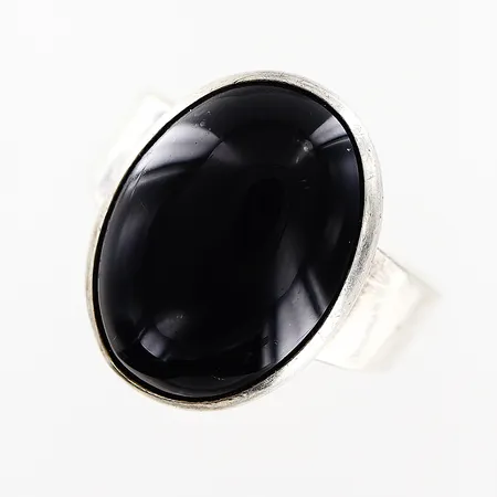 Ring stl 17, svart sten, skev skena, silver 835/1000. Vikt: 4 g