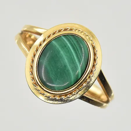 Ring med malakit, stl 17, bredd 2-13 mm, 18K. Vikt: 2,2 g