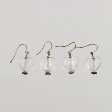Två par örhängen med hjärtan i glas, 30mm, krokar, 925/1000 silver, 6,4g.