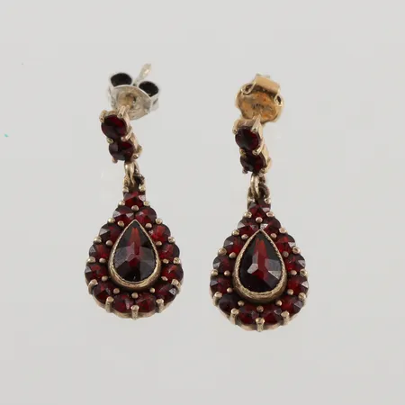 Ett par örhängen med granater, 24mm, stift, förgyllt silver, 925/1000, 4,1g.