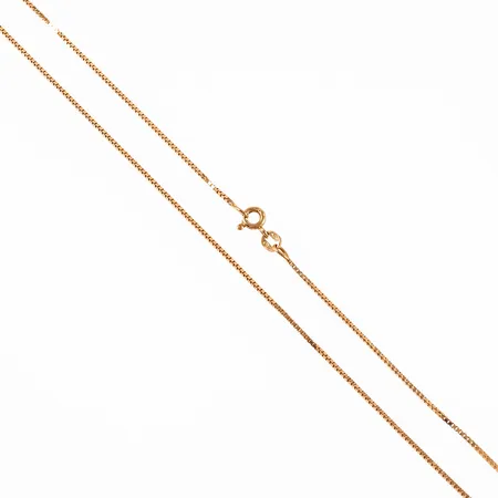 Kedja Venezia i 18K guld. Den är 42 cm lång, 1 mm bred och väger 3,3g. Springring. Vrider sig, annars i fint skick.