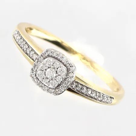 Ring diamanter 47st totalt ca 0,18ctv stl 18½, bredd 1-7mm, GHA, 18K.  Vikt: 2,7 g