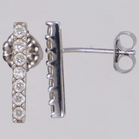 Ett par örhängen med vita stenar, längd 14,2mm, bredd 2mm, GHA, silver 925/1000 Vikt: 0,9 g
