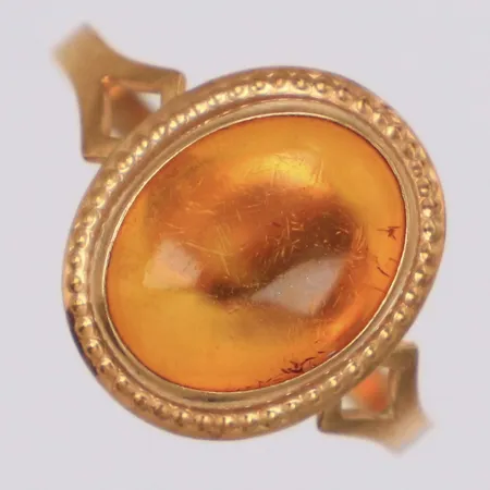 Ring med cabochonslipad orange sten, stl 16¼, bredd 1,6-12,3mm, Guldfynd, 18K  Vikt: 1 g