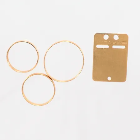 3 ringar släta  1 namnbricka gravyrer, 18K  Vikt: 8,1 g